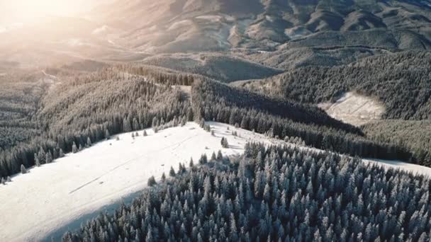 Flyg soluppgång på snö berg resort. Skidbacke för turist aktiv sport. Vinter natur landskap — Stockvideo