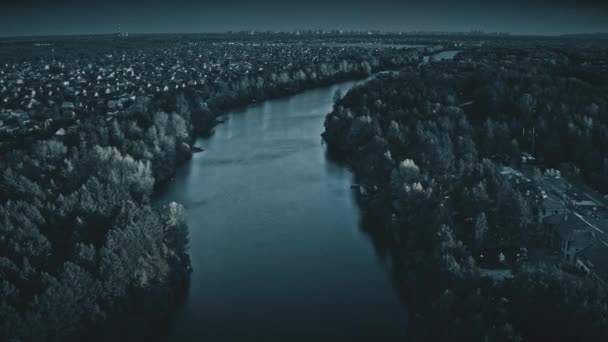 Caudal aéreo del río en el paisaje urbano de la noche. Urbano nadie naturaleza paisaje en el crepúsculo. Corriente de agua azul — Vídeos de Stock