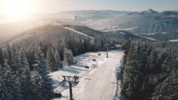 Escada rolante em sol neve montanha aérea. Inverno paisagem da natureza. Atração turística em árvores nevadas — Vídeo de Stock