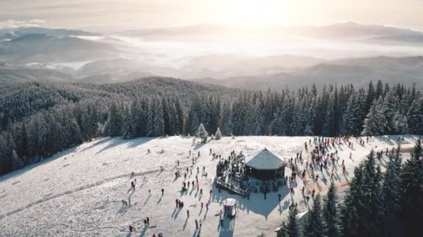 Winterschnee-Resort an der Sonnenbergantenne. Menschen in der Naturlandschaft. Skipiste für aktiven Sport — Stockvideo