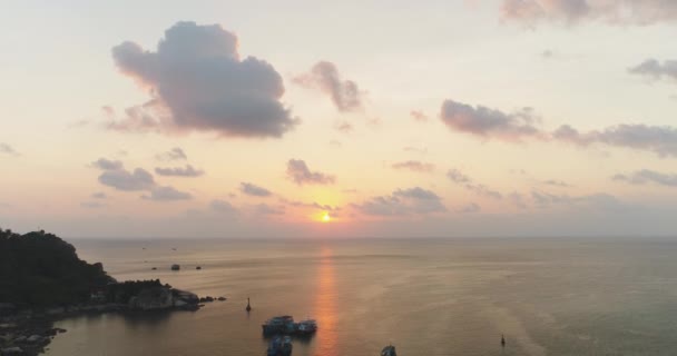 Východ slunce a oceánské antény: jachty, lodě, lodě, na modré vodě pod zataženou oblohou v Tanote Bay — Stock video