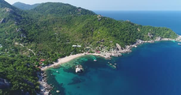 Island Bay Hustý Forest Hill Coastline Aerial View. Paradise Mountain Chain Ocean Water Surface — Stock video