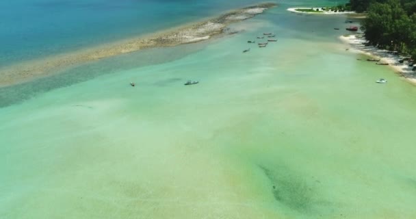 Thailands ocean kust landskap antenn utsikt: vit sand Malibu Beach och båtar vid vattnet i viken — Stockvideo