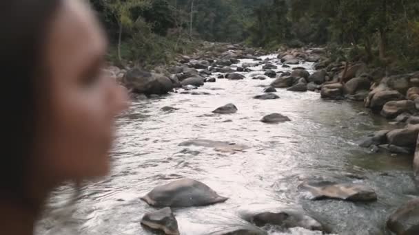 Yakın plan kadın portresi: Tayland 'ın Chiang Mai eyaletinin tropikal ormanlarında nehir eşiği — Stok video