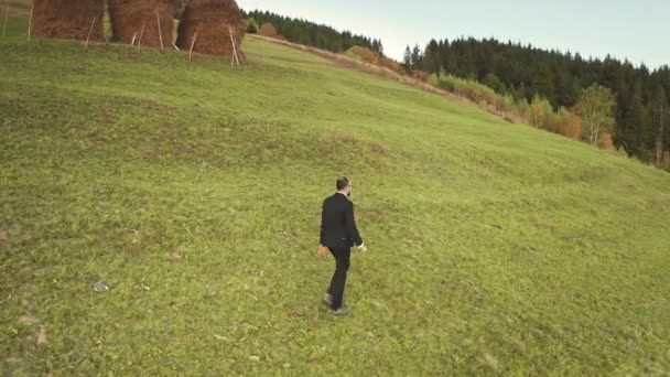 Un homme d'affaires marche à l'antenne de montagne. Paysage naturel d'automne. Randonnée pédestre homme voyageur sur la colline verte rurale — Video