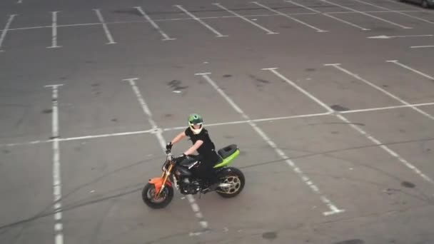 2019.06.11 - Kiev stad, Oekraïne, Europa. Closeup motorrijder trucs op motorfiets. Man doen motor stunt — Stockvideo