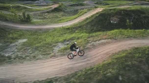 Närbild man kör cykel på grusväg antenn. Sommar natur landskap. Ung resenär rida på cykel — Stockvideo