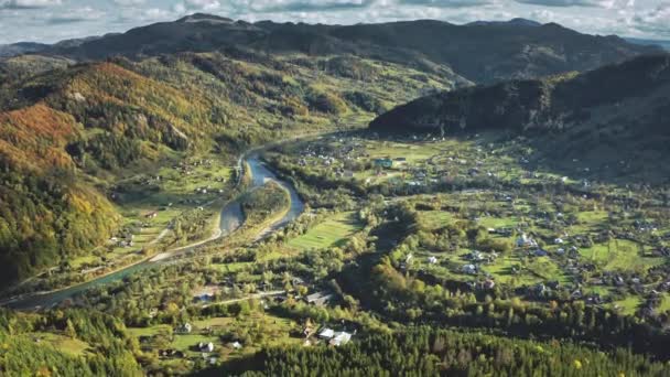 Pueblo de montaña en la antena del río. Otoño nadie naturaleza paisaje. Campo cabañas en el centro — Vídeos de Stock