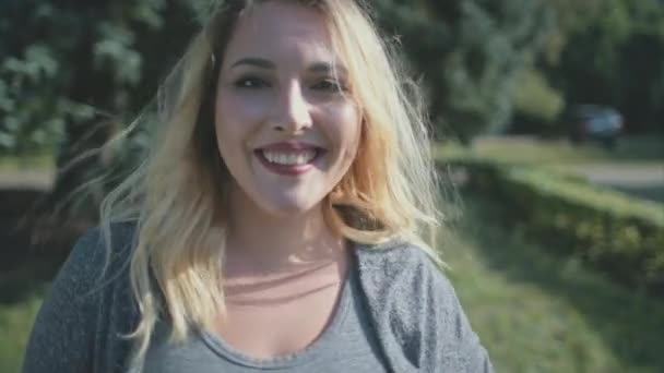 Gros sourire sensuel de femme blonde plus la taille. Paysage naturel. Des personnes positives. Heureuse dame — Video