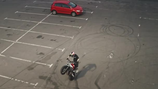 2019.06.11 - Kiev, Ucrania, Europa. Primer plano hombre hacer acrobacias de motocicleta aérea. Motociclista extrema paseo — Vídeo de stock