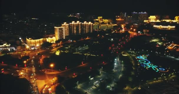 Night City Sokak Antenleri. İş merkezindeki aydınlatılmış otel tatil köyü. Trafik yolundaki arabalar — Stok video