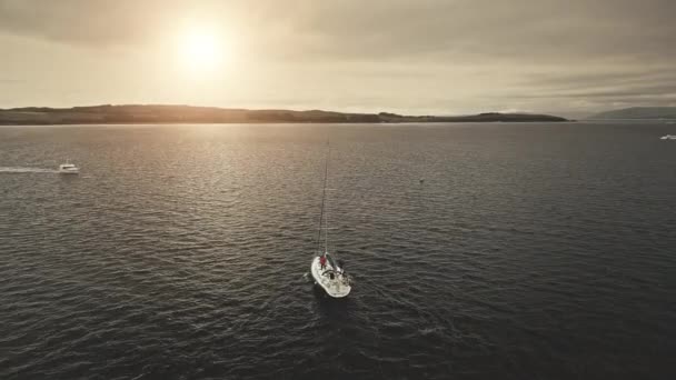 太阳升到游艇上,在开阔的海面上航行.夏天没有大自然的海景.在海洋湾的船舶、帆船 — 图库视频影像