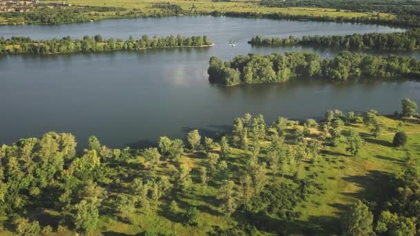 Rivière Dniepr avec voilier aérien. Vallée d'herbe verte sur le rivage. Printemps personne nature paysage — Video