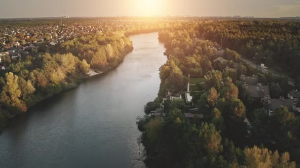 Salida del sol sobre las cabañas en la orilla del río aérea. Otoño nadie naturaleza paisaje. Edificios de paisaje urbano — Vídeos de Stock