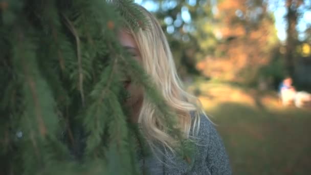 Chica feliz más tamaño en el pino en el parque. Cuerpo positivo mujer rubia jugar en verde naturaleza paisaje — Vídeo de stock