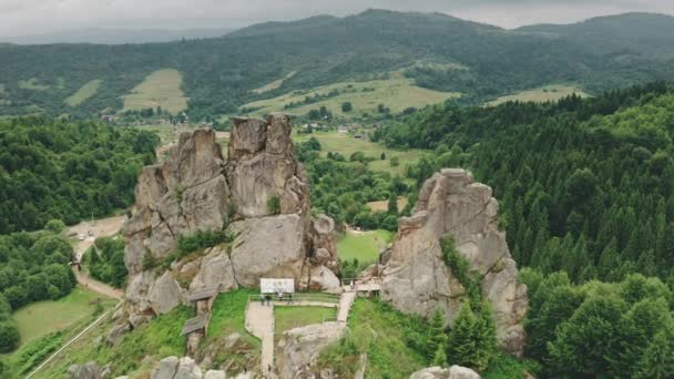 Zniszczona twierdza z powietrzem turystów. Historyczny mur zamkowy na szczycie góry. Krajobraz przyrody — Wideo stockowe