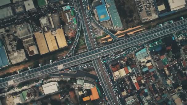 Arriba abajo del cruce de puentes con coches, camiones aéreos. Transporte por el paisaje urbano. Calles del centro — Vídeos de Stock