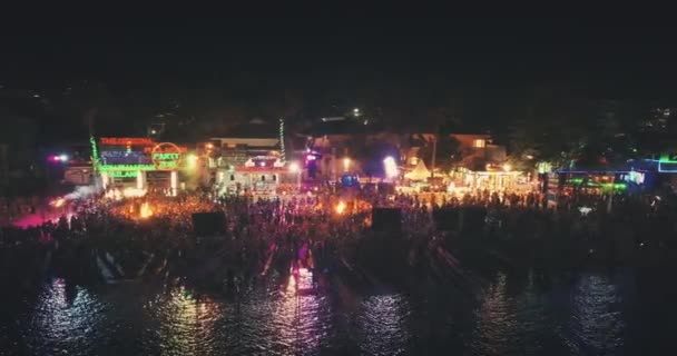 Koh Phangan, Thailand, 2018.03.02: Táncoló emberek a telihold szabadtéri strandpartiján. Éjszakai életmód — Stock videók