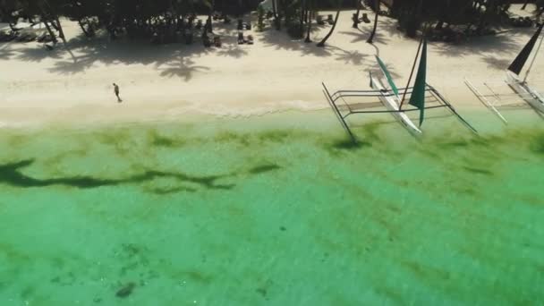 Filipinas, Boracay Island, White Sand Beach, 2018.04.08: Viajantes descansando na poluição aérea do mar — Vídeo de Stock