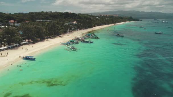 Meereswasserverschmutzung am weißen Sandstrand aus der Luft. Naturlandschaft mit Segelbooten, Schiffen. Ökologisches Problem Lizenzfreies Stock-Filmmaterial