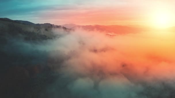Aerial romantyczny kolorowy zachód słońca nad górami. Lato nikt krajobraz przyrody. Zachód słońca ciemny morski — Wideo stockowe