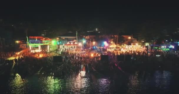 Koh Phangan, Thailand, 2018.03.02: Dansande människor på Full Moon utomhus strandparty. Nattliv — Stockvideo