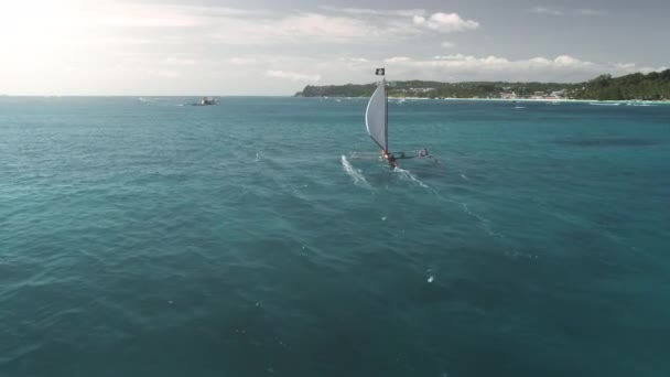 Croisière en voilier à Sun Sea Bay Aerial. Paysage marin estival nature. Paradise island. Transport par eau — Video