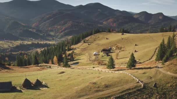 Cottage di campagna al villaggio di montagna al rallentatore aerea. Autunno nessuno paesaggio naturale. Terreni agricoli — Video Stock