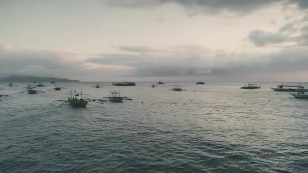 Coucher de soleil au-dessus de la baie de la mer avec voiliers aériens. Personne paysage marin naturel. Soleil réfléchi sur l'eau — Video