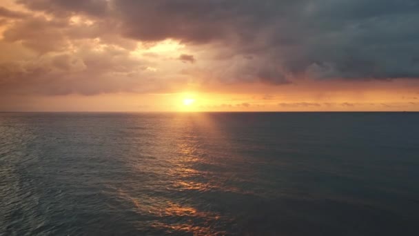 金色の日没の航空機で帆船。穏やかな海の風景です。夏の夕暮れ時の自然景観。曇った空 — ストック動画