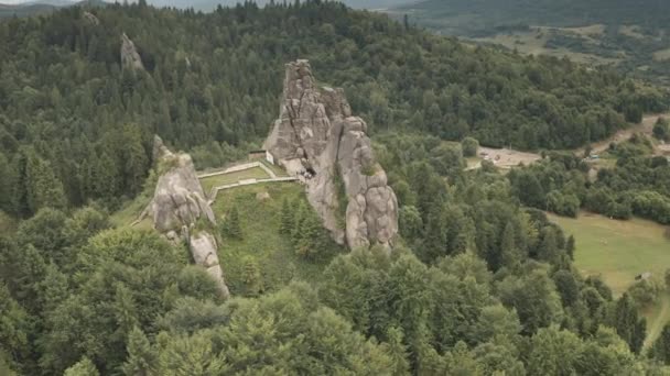 Oude kasteel ruïnes op groene berg bos antenne. Niemand natuur landschap. Toeristische bezienswaardigheid. Europa — Stockvideo