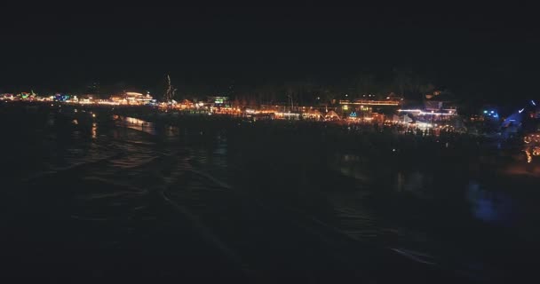 Koh Phanghan, Thajsko, 2018.03.02 Moon Night Party mořský záliv letecké panorama. Plážové osvětlení — Stock video