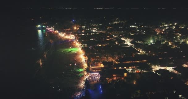 Nattstrand fest antenn uppifrån och ner. Folk vid neonbelysning. Nattliv livsstil. Natur kustlandskap — Stockvideo