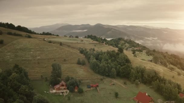 Aldea de montaña de sol aéreo. Paisaje natural otoñal. Campos en el bosque. Casas rurales. La gente trabaja — Vídeos de Stock