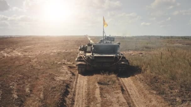 Tank militär träning antenn. Pansarmaskin med flagga vid solfältet. Krigskoncept. Arméstyrka — Stockvideo