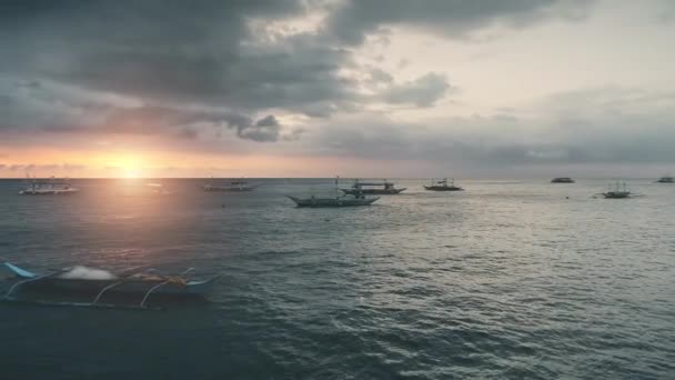 日没の空中で青い水の上の伝統的なボート。太陽フレア。誰も自然の風景。海の風景 — ストック動画