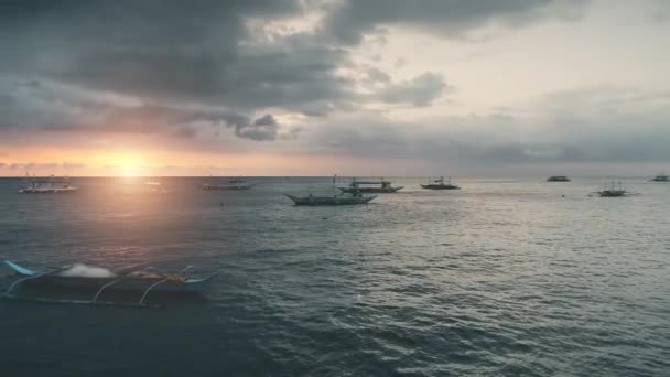 Barcos tradicionales en agua azul al atardecer. Bengala solar. Nadie naturaleza paisaje. Paisaje marino — Vídeo de stock