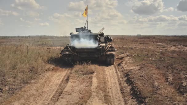 Tank armé tåg antenn. Militär maskin eldkraft demonstration på öken fält. Nationellt försvar — Stockvideo