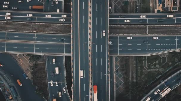 고속도로에 차들을 연결하여 공중으로 길을 막는다. 도시에 트럭 이 있는 도로. 도시 교통편 — 비디오
