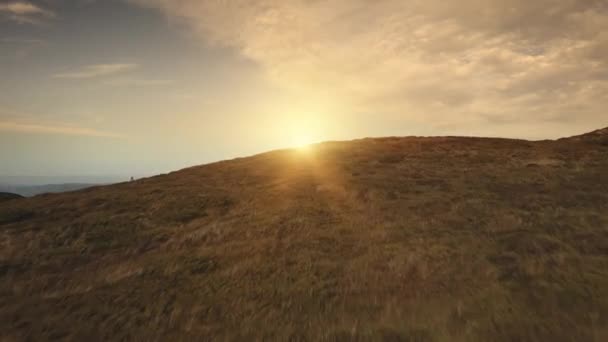 Zonneschijn berg tijdapse antenne. Zonsondergang stralen. Grasheuvel. Niemand natuur landschap. Milieu — Stockvideo