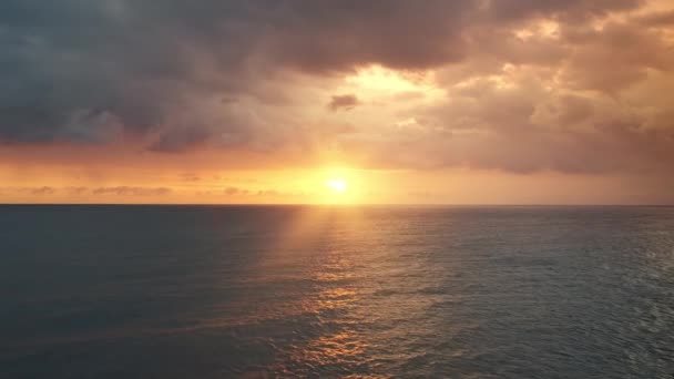 Złoty zachód słońca przy odbiciu wody z powietrza. Przylądek morski naturalne piękno. Nikt letni krajobraz natury — Wideo stockowe