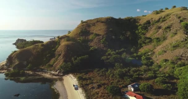 Bengala solar, cabaña en la costa marítima aérea. Montaña de hierba verde. Nadie naturaleza paisaje. Barco en el océano — Vídeo de stock