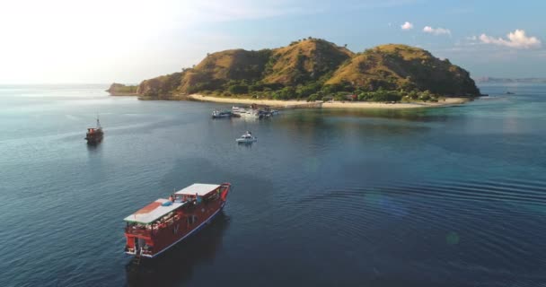 Cruise liner sail to island on ocean bay aerial. Port at sand sea shore. Docked ships, boat at coast — Stockvideo