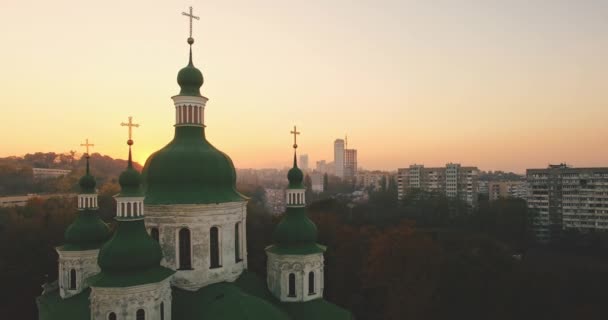 Cúpulas de la catedral al atardecer primer plano aéreo. Decoración de la fachada de la iglesia detalle a la luz del sol. Edificio histórico — Vídeos de Stock