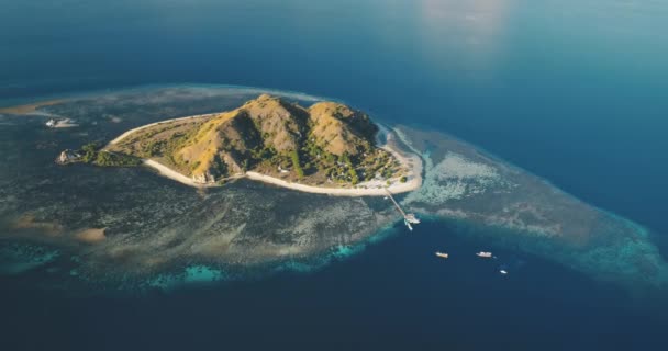 푸른 바 다 초호의 섬입니다. 열 대의 낙원 섬에 배가 있다. 해만의 자연 경관 — 비디오