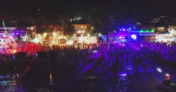 Koh Phanghan, Thailand, 2018.03.02: Människor dansar på färgglada Full Moon beach party flygfoto panorama — Stockvideo