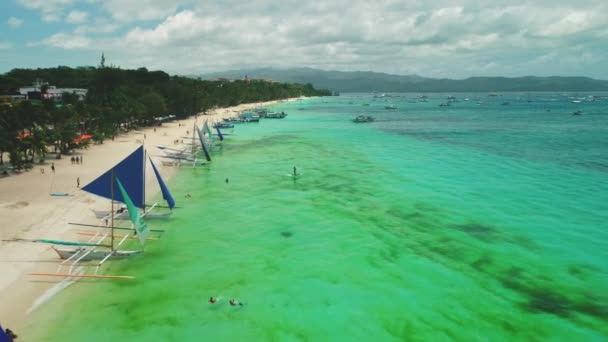 Filippinerna, Boracay Island, White Sand Beach, 2018.04.08: Luftföroreningar till havs. Solens kustlandskap. Båtar — Stockvideo