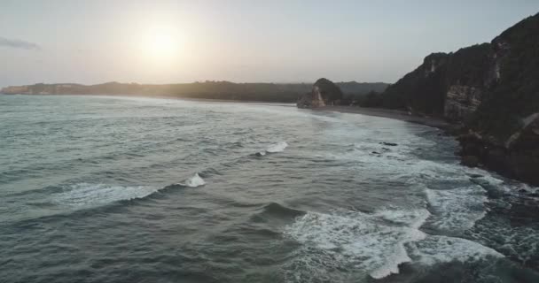 Océano azul ondulado al amanecer. Las olas del mar chocan con las rocas. Increíble nadie naturaleza paisaje marino — Vídeo de stock