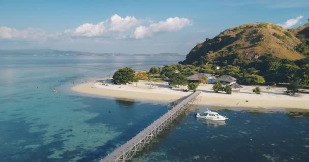 Praia paradisíaca tropical com navio ancorado aéreo. Turista nadar em água clara azul. Costa do mar exótica — Vídeo de Stock