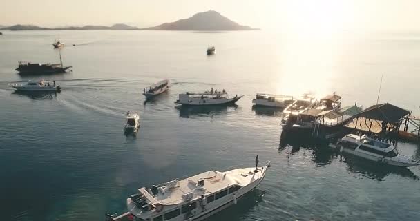 Yate, veleros en el muelle aéreo. El barco de pasajeros atracó en el puerto. Viajes marítimos turísticos en mar abierto — Vídeos de Stock